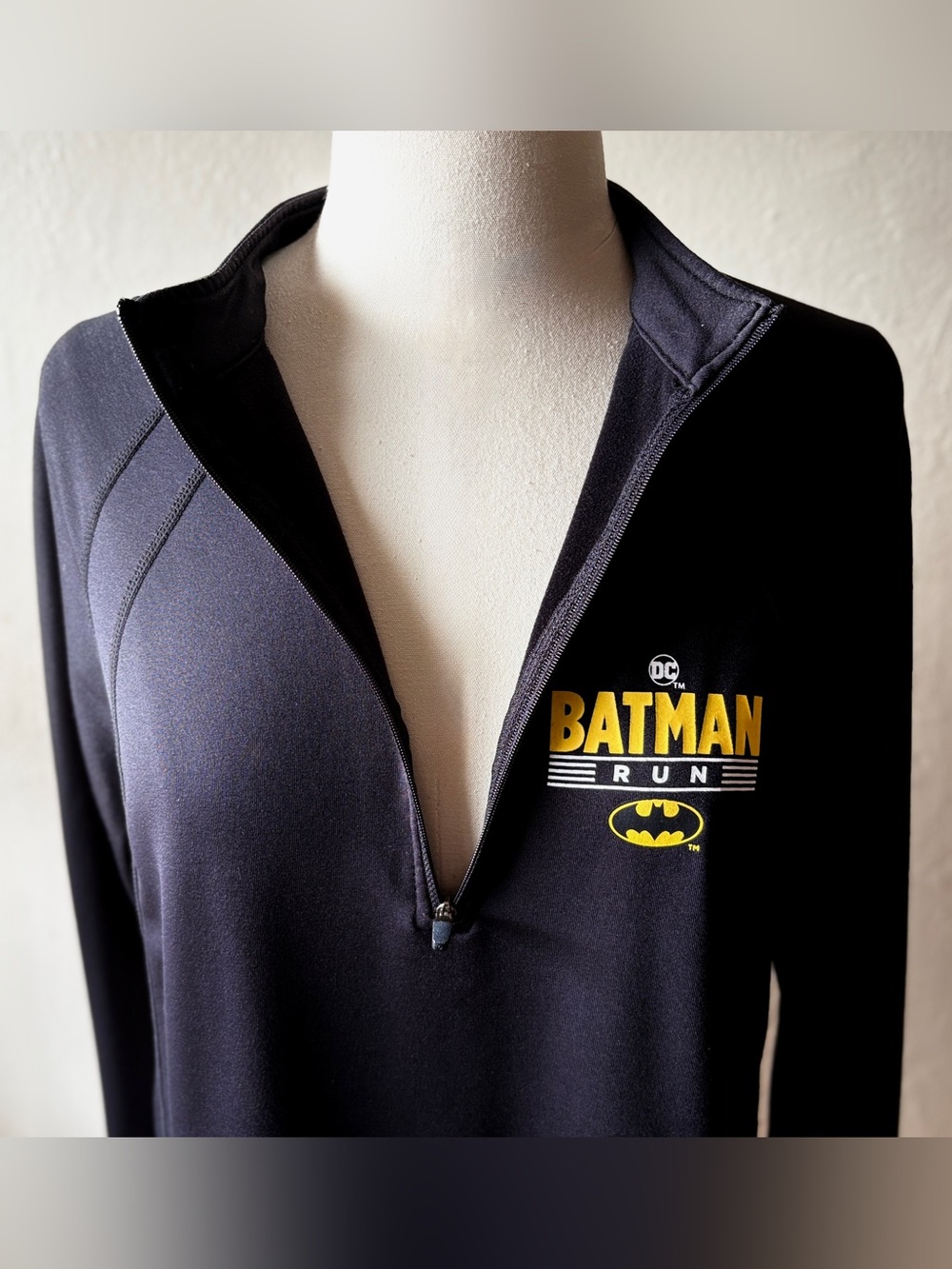 Batman Run DC Running Man Womens Black Quarter 1/4 Zip Pullover Top Size S Logo - Picture 3 of 11